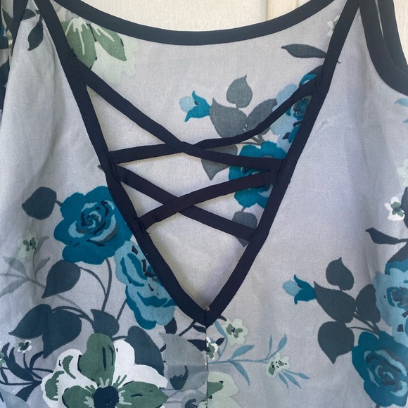 Womens blue flowery peplum tank top size small  fits like a juniors small - Picture 3 of 6